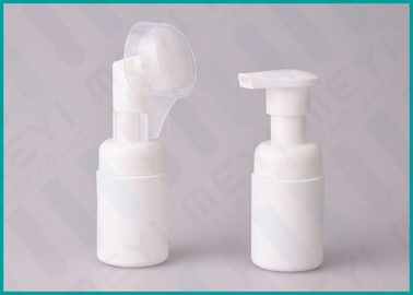 Bouteille blanche ronde de pompe de savon de mousse de 30 ml avec la tête de brosse pour raser le liquide
